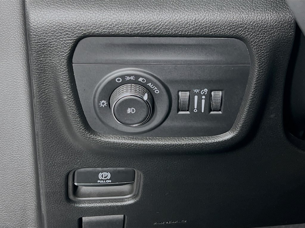 Used 2025 Jeep Grand Cherokee L Limited w/ Black Appearance Package AWD/4WD image 11