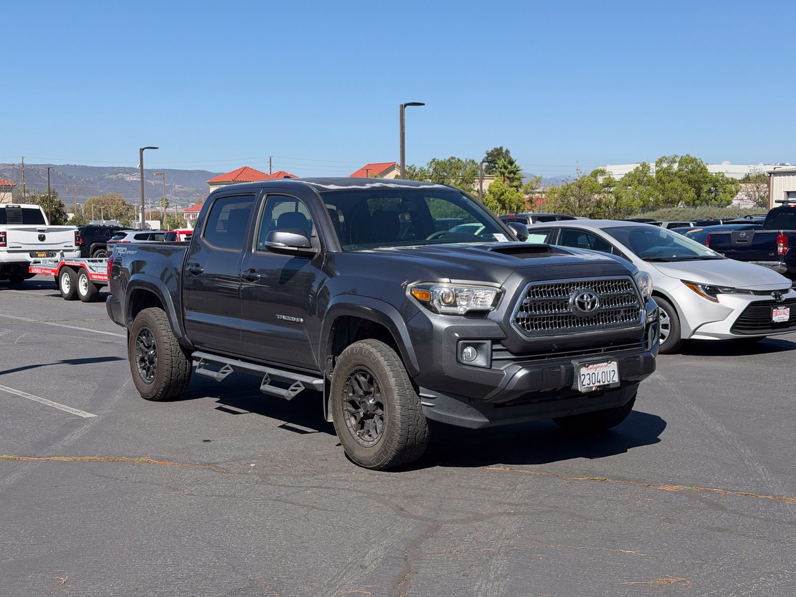 Used 2017 Toyota Tacoma TRD Sport w/ Tow Package RWD image 2