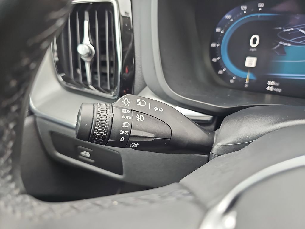 Used 2025 Volvo XC60 B5 Core image 30