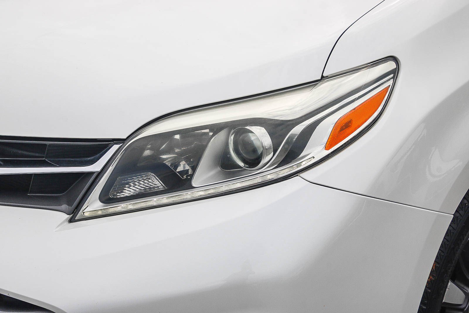 Used 2020 Toyota Sienna Limited Premium w/ Carpet Mat Package FWD image 5