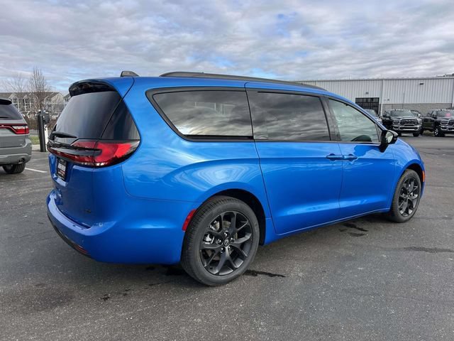 New 2026 Chrysler Pacifica Select w/ S Appearance Package AWD/4WD image 8