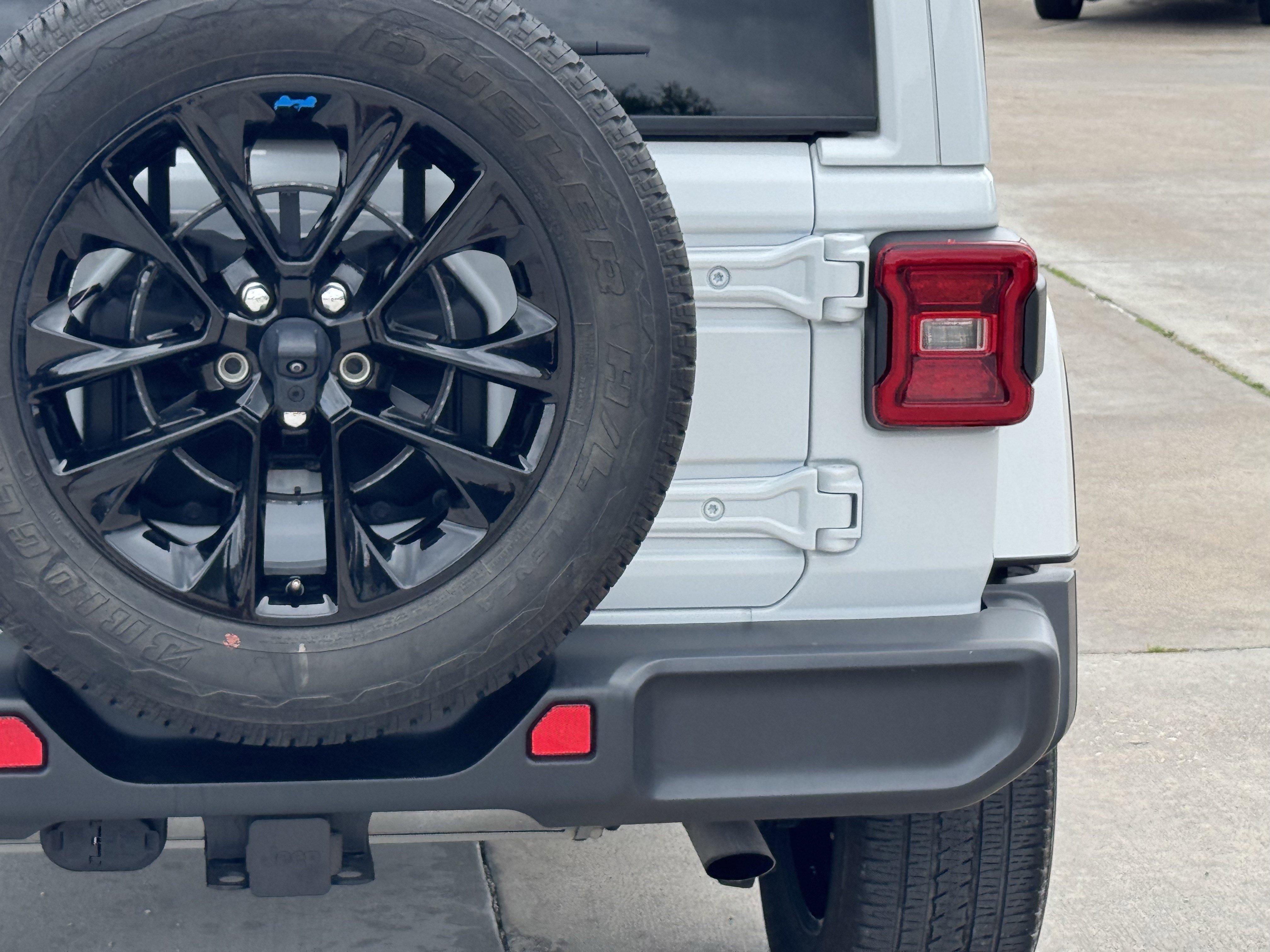 Used 2023 Jeep Wrangler Sahara w/ Cold Weather Group image 10