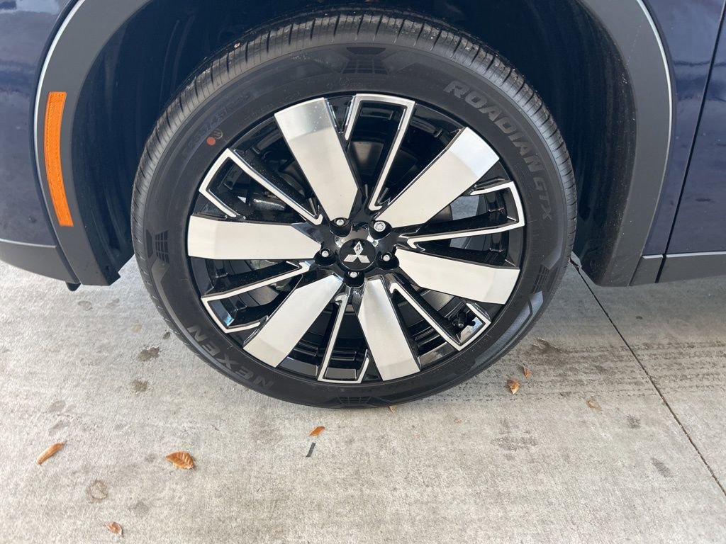 New 2025 Mitsubishi Outlander SE image 13