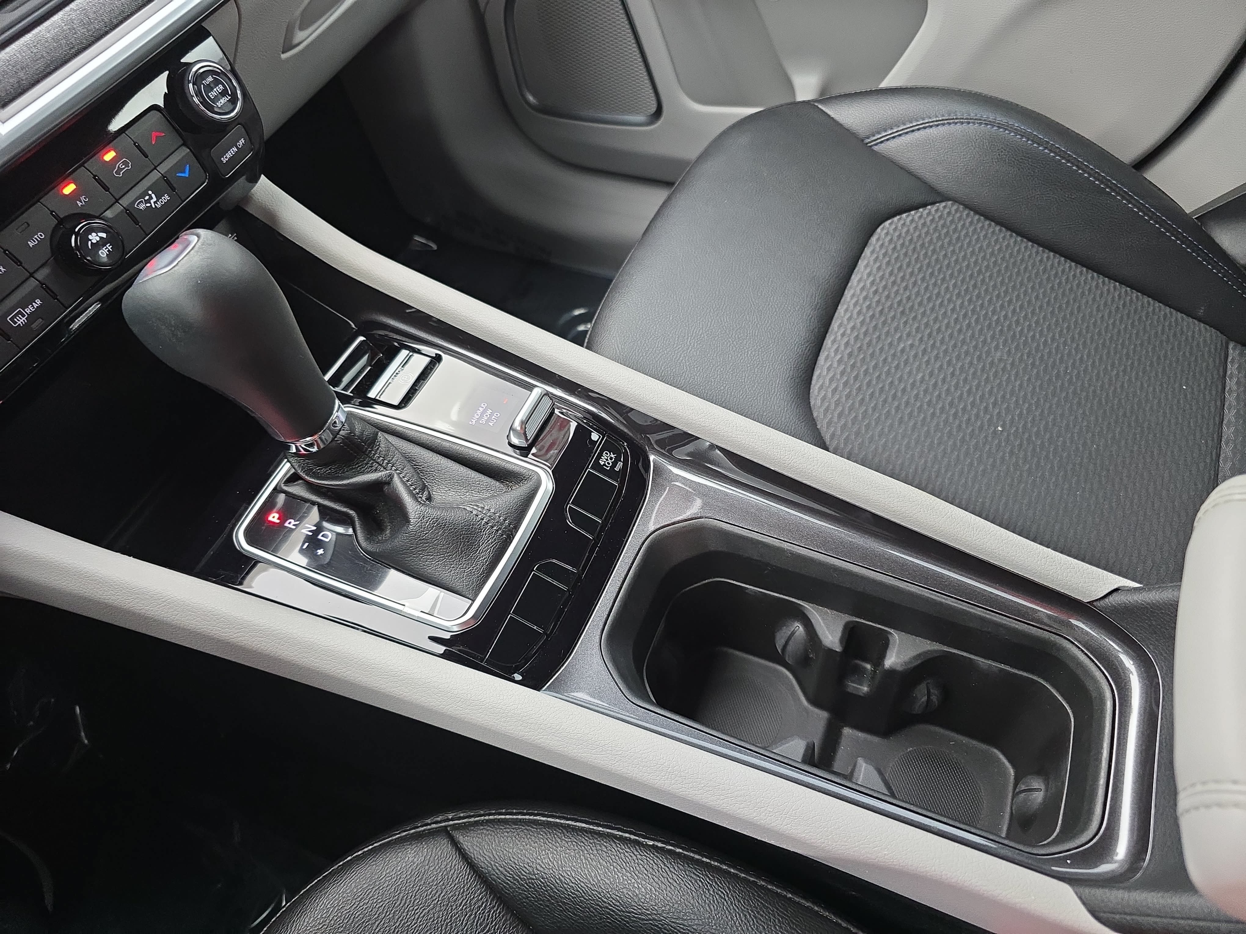 Used 2024 Jeep Compass Latitude w/ Convenience Group AWD/4WD image 24