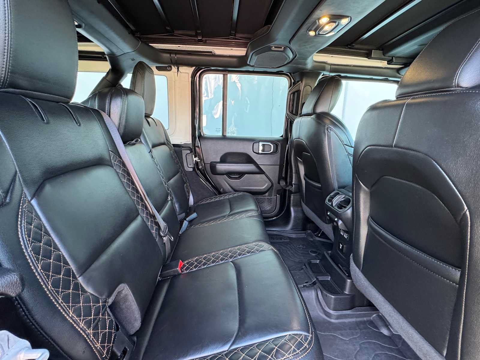Used 2022 Jeep Wrangler Unlimited Sahara AWD/4WD image 17