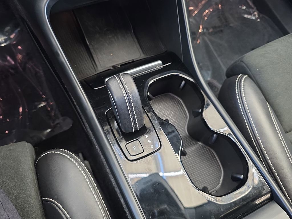 Used 2022 Volvo XC40 P8 Recharge Plus image 16