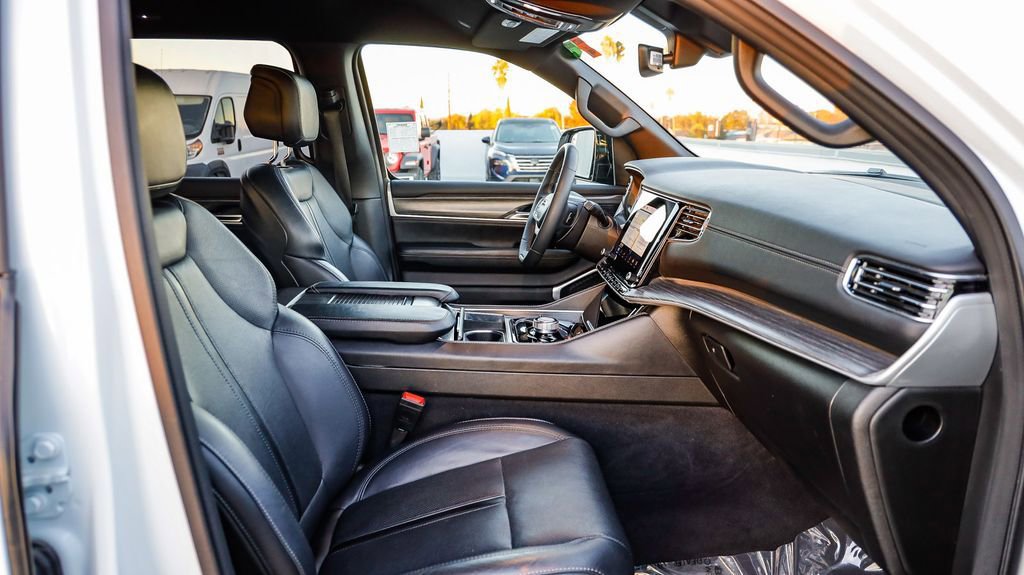 Certified 2024 Jeep Wagoneer Series II w/ Flexible Seating Group image 27