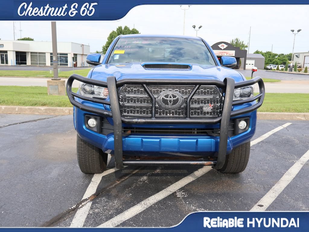 Used 2017 Toyota Tacoma TRD Sport AWD/4WD image 5