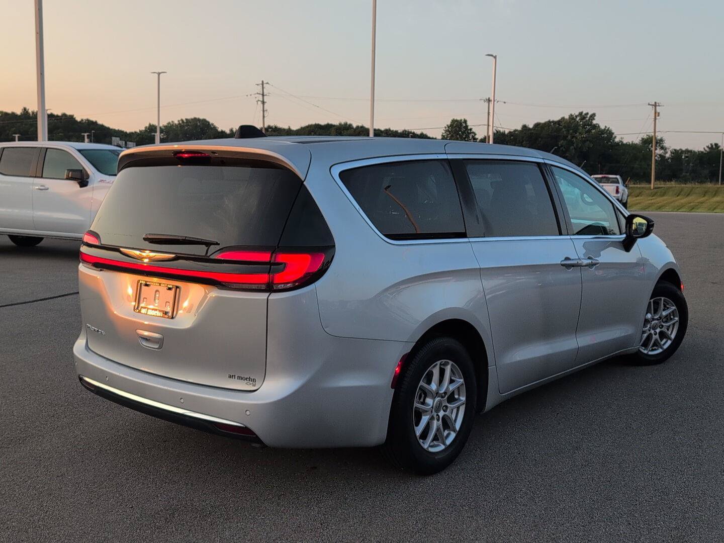 Used 2024 Chrysler Pacifica Touring-L FWD image 7
