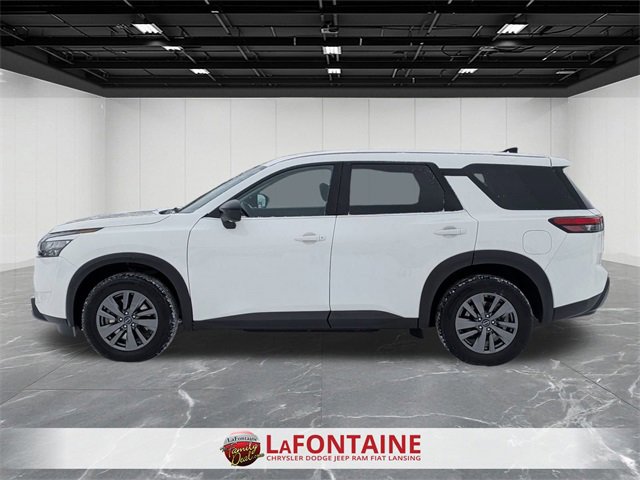 Used 2024 Nissan Pathfinder S image 2