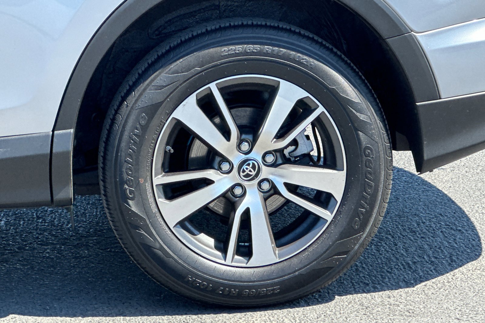 Used 2018 Toyota RAV4 XLE AWD/4WD image 25