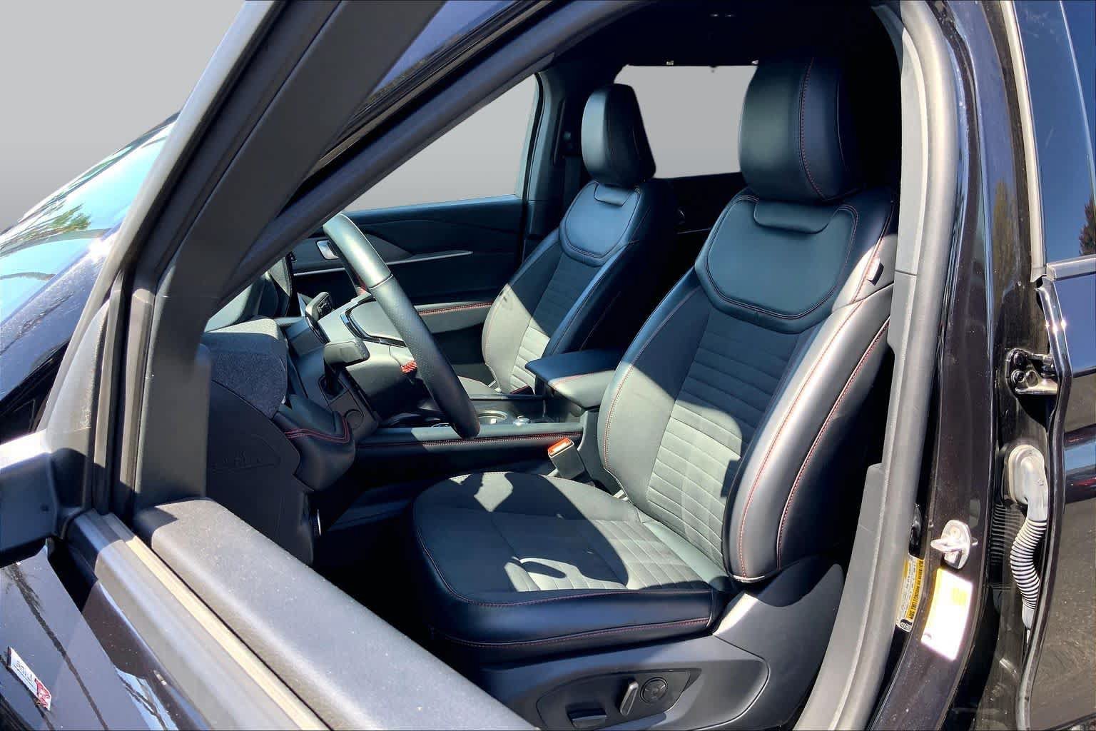 Used 2025 Ford Explorer ST-Line w/ Premium Package RWD image 7