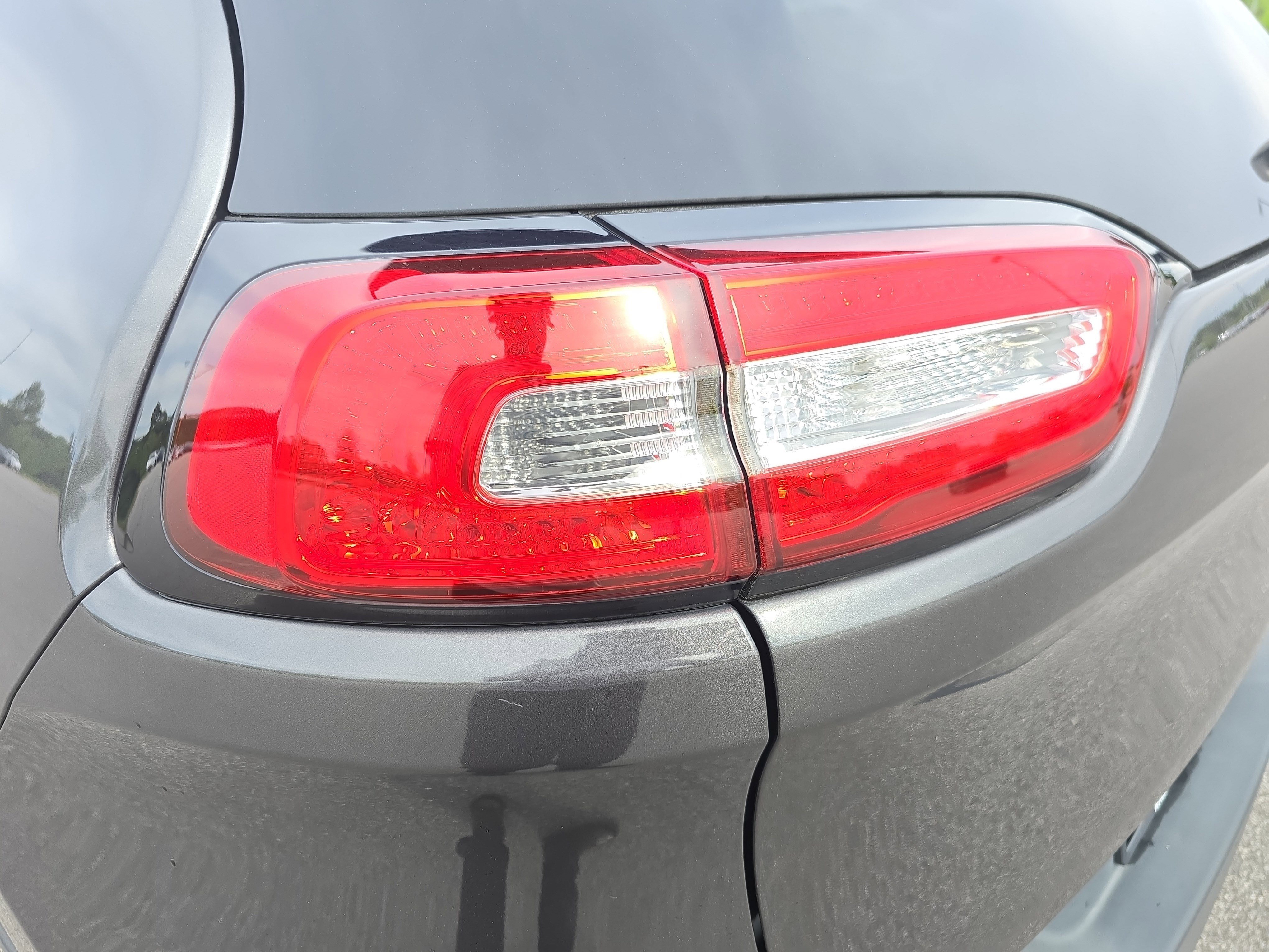 Used 2017 Jeep Cherokee Limited image 31