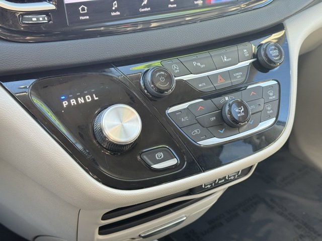 Used 2023 Chrysler Pacifica Touring-L image 30