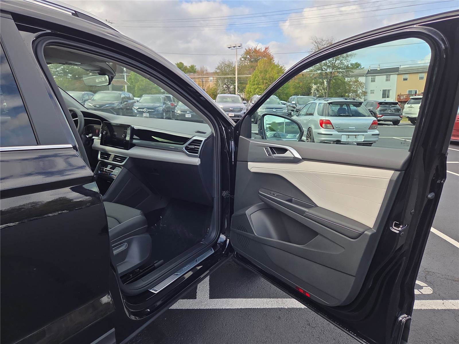 New 2025 Volkswagen Taos SEL image 29