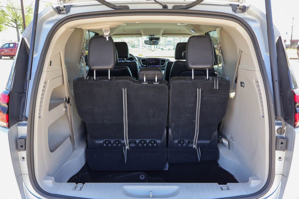 Used 2024 Chrysler Pacifica Touring-L image 27