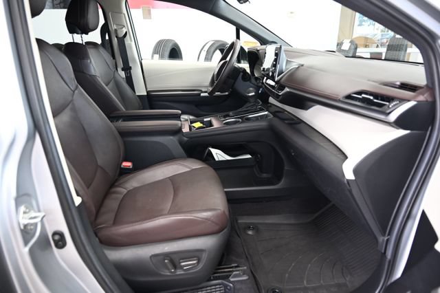 Used 2023 Toyota Sienna Platinum AWD/4WD image 11