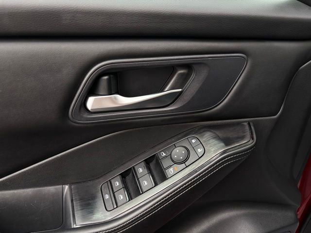 Used 2024 Nissan Rogue SV image 12