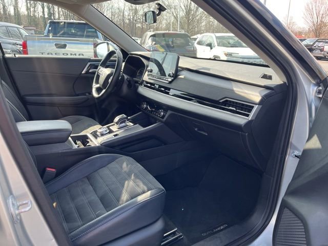 Used 2024 Mitsubishi Outlander SE Black Edition image 16