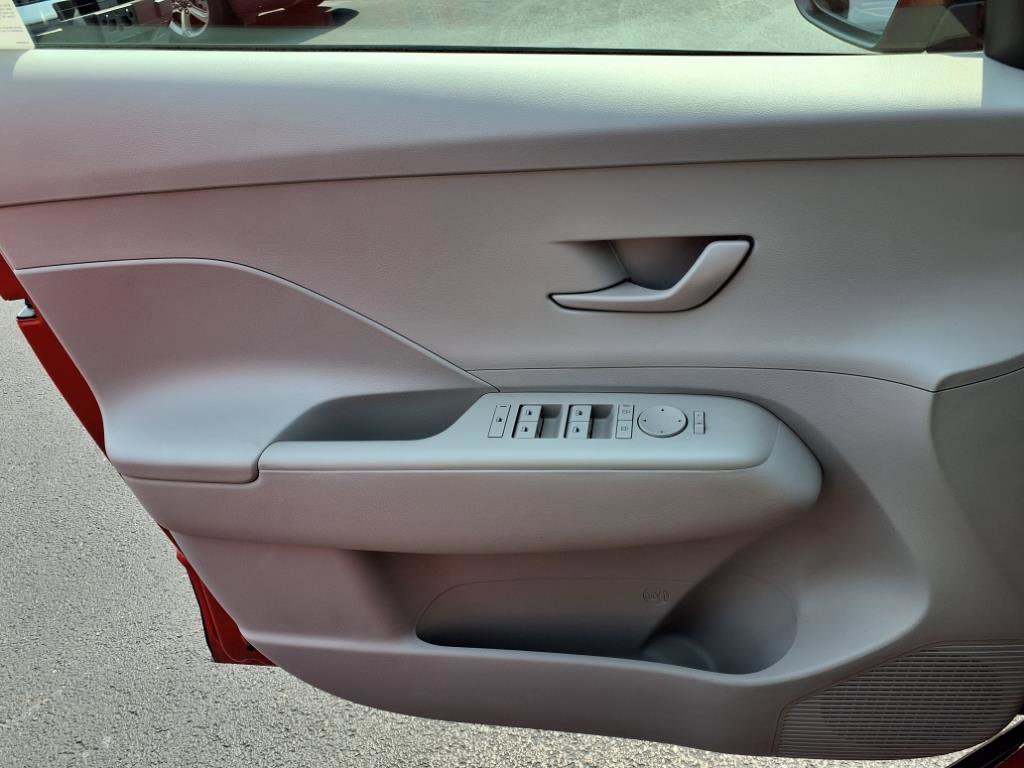 Used 2025 Hyundai Kona SE image 17