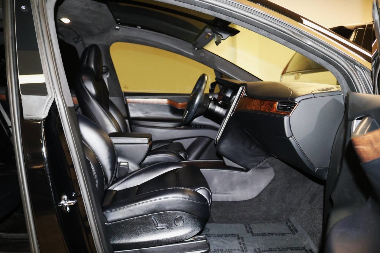 Used 2020 Tesla Model X image 23