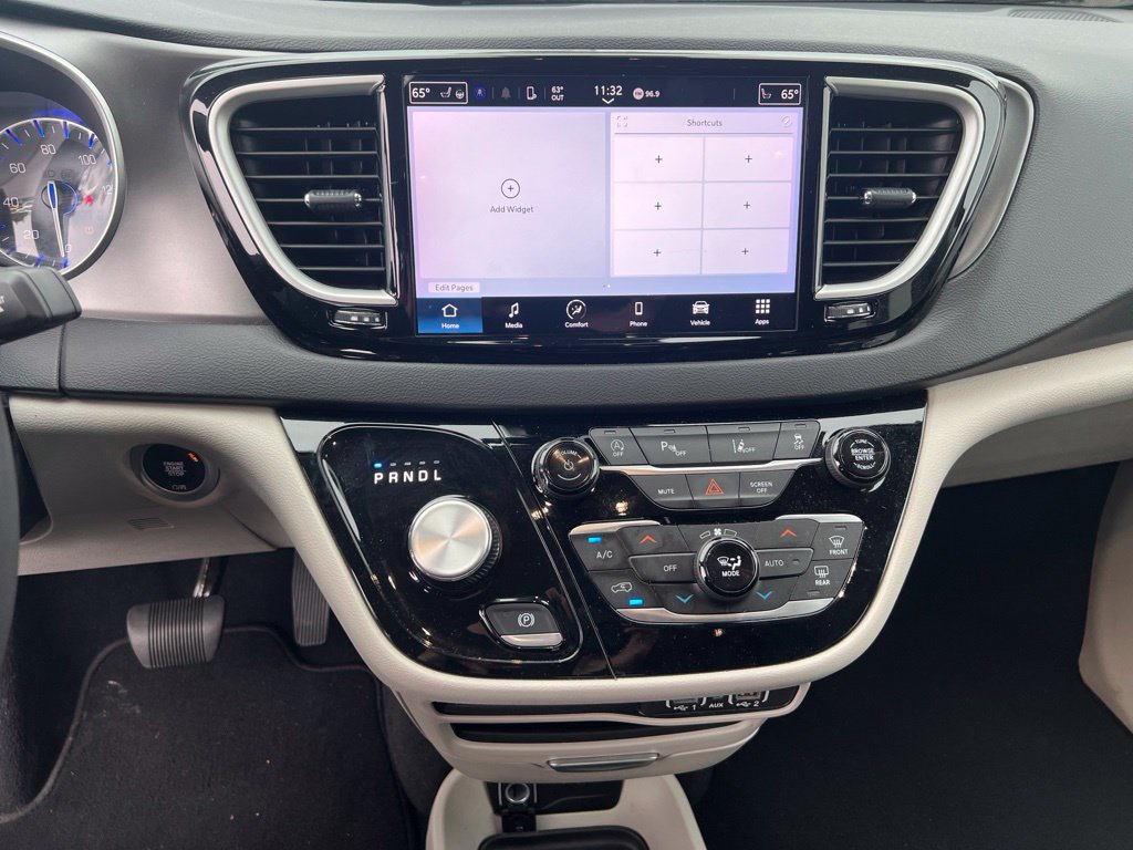Used 2024 Chrysler Pacifica Touring-L FWD image 8