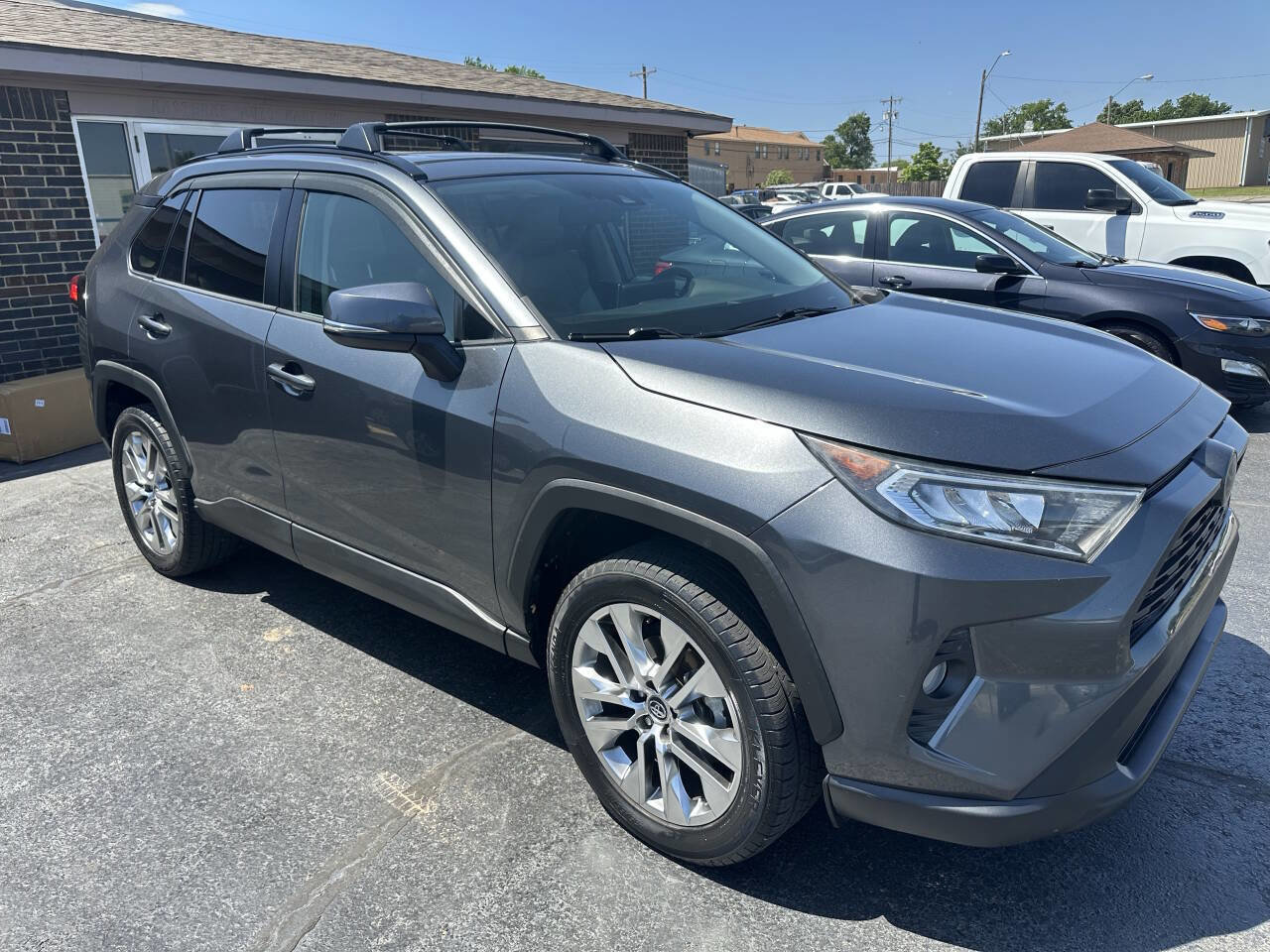 Used 2020 Toyota RAV4 XLE Premium FWD image 5