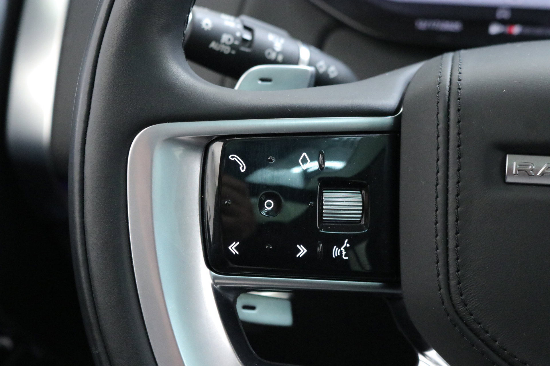 Used 2023 Land Rover Range Rover SE image 13