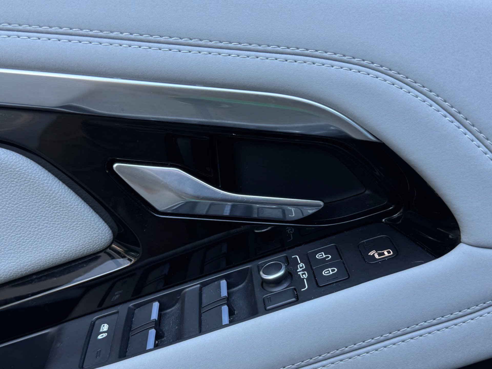 Used 2020 Land Rover Range Rover Evoque R-Dynamic SE image 97