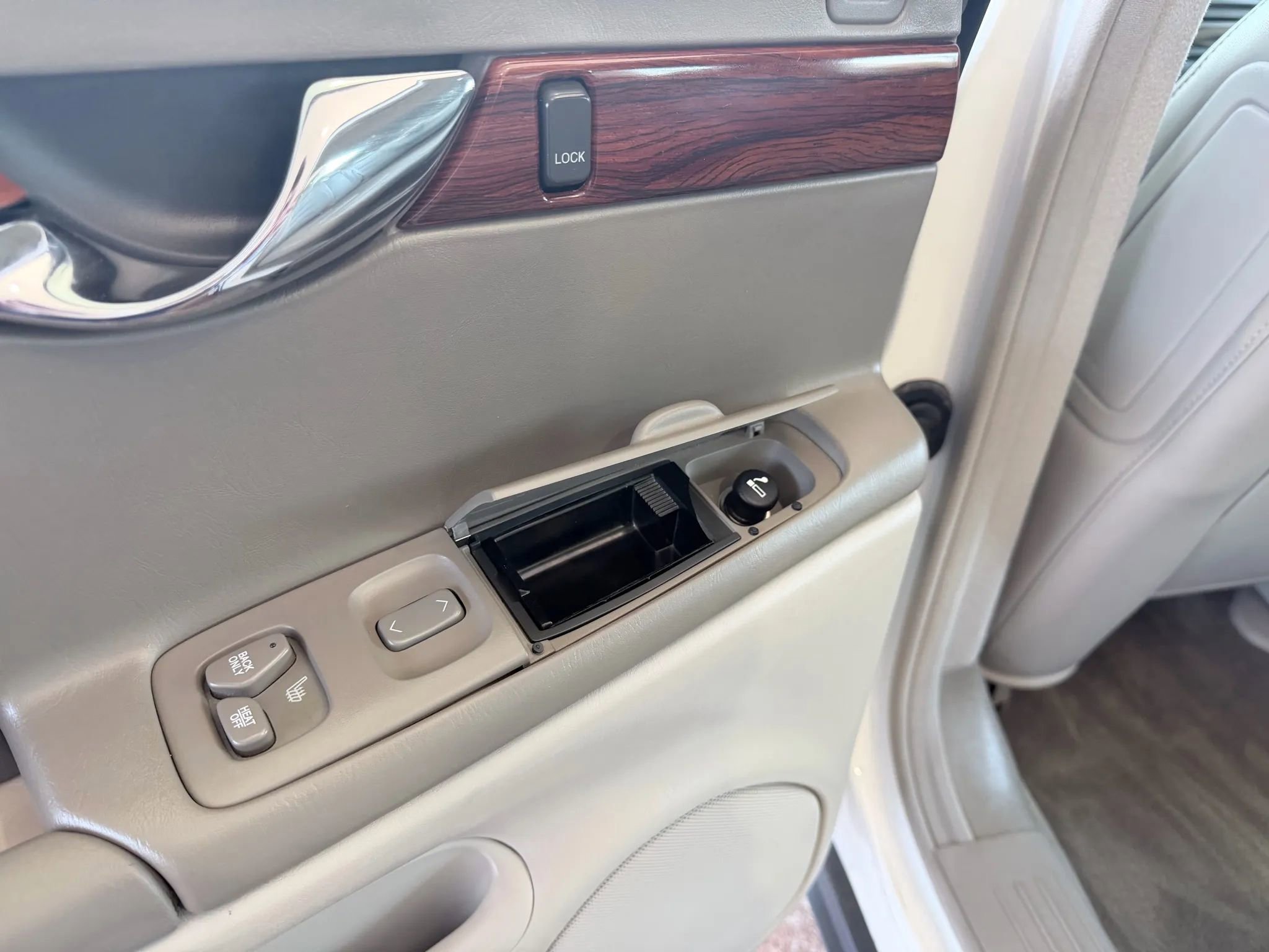 Used 2002 Cadillac De Ville Sedan 4D w/ Comfort/Convenience Pkg image 13