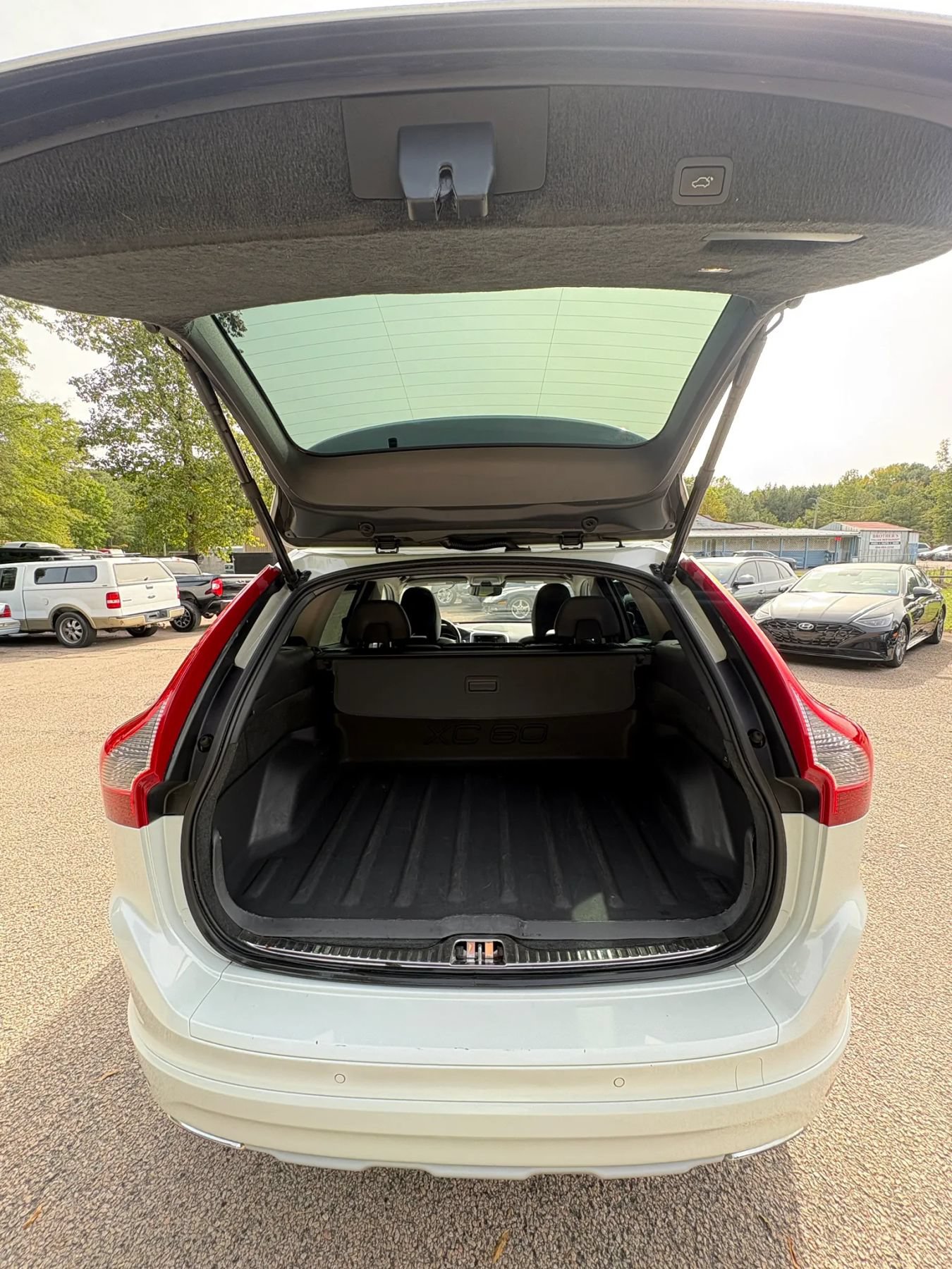 Used 2016 Volvo XC60 T6 Platinum AWD/4WD image 36
