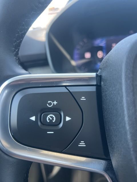 Used 2025 Volvo XC40 B5 Core w/ Climate Package image 11