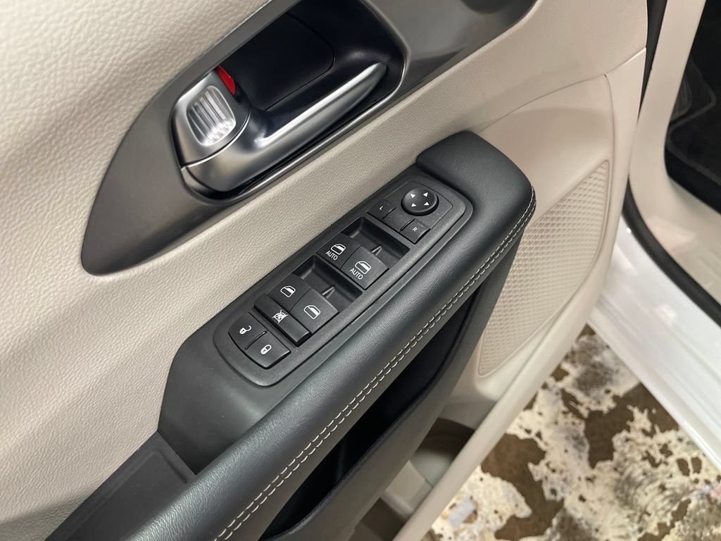 Used 2023 Chrysler Pacifica Touring-L FWD image 16
