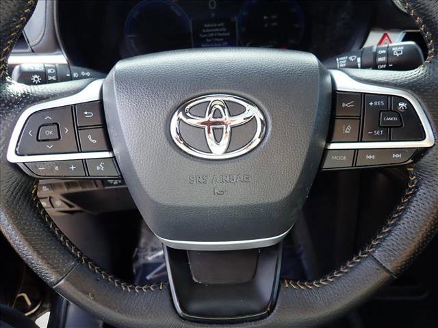 Used 2025 Toyota Sienna XLE Woodland Edition image 17