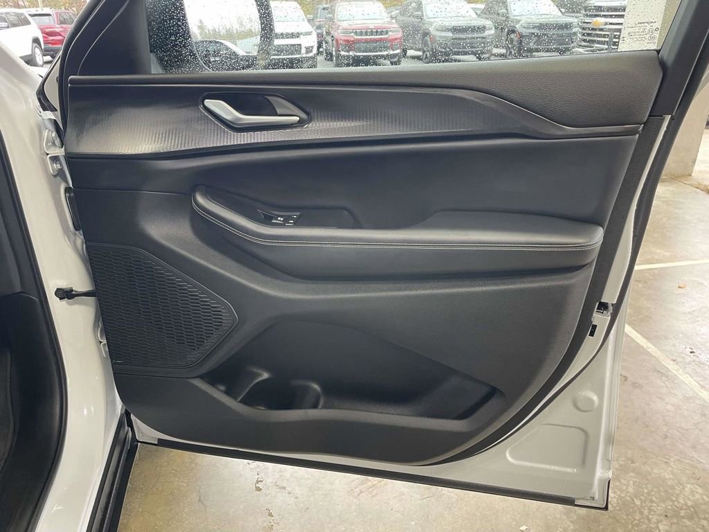 Used 2024 Jeep Grand Cherokee L Laredo image 16