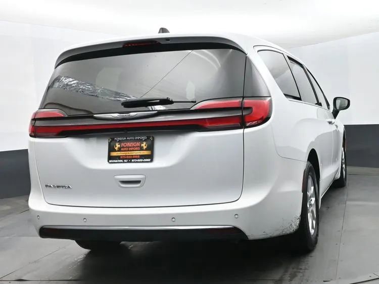 Used 2023 Chrysler Pacifica Touring-L FWD image 8