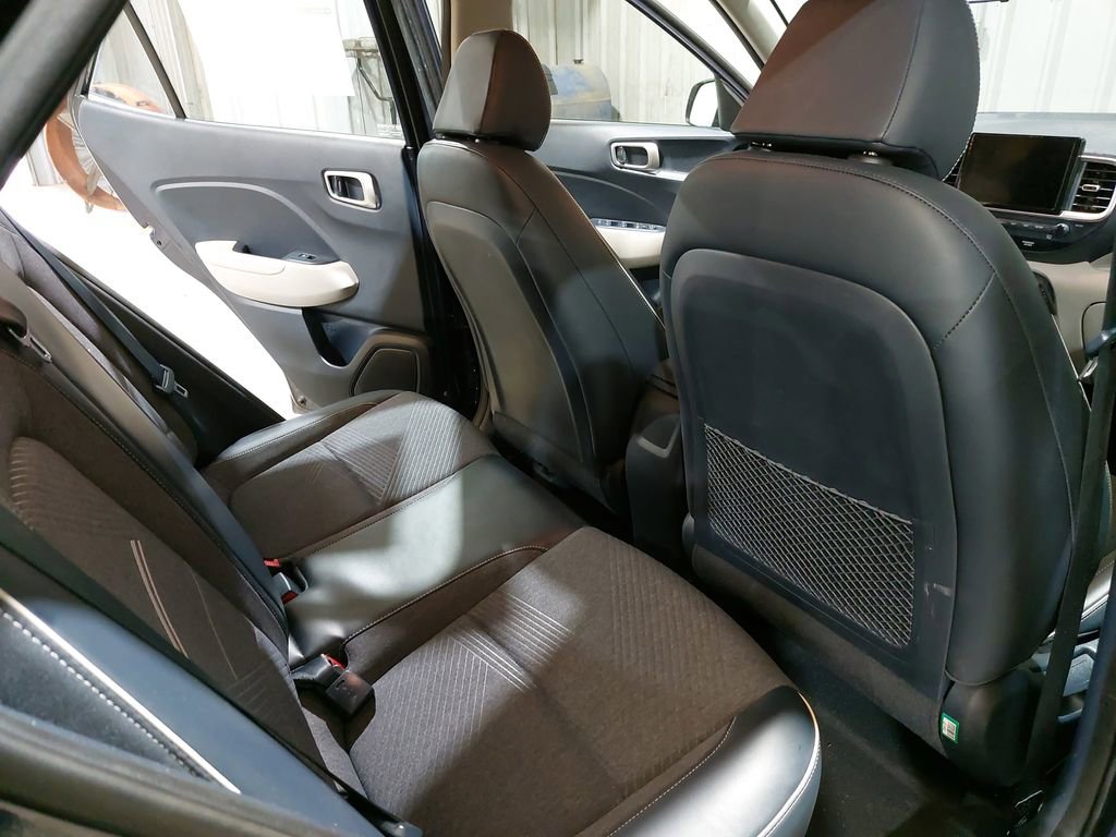 Used 2022 Hyundai Venue Limited FWD image 11