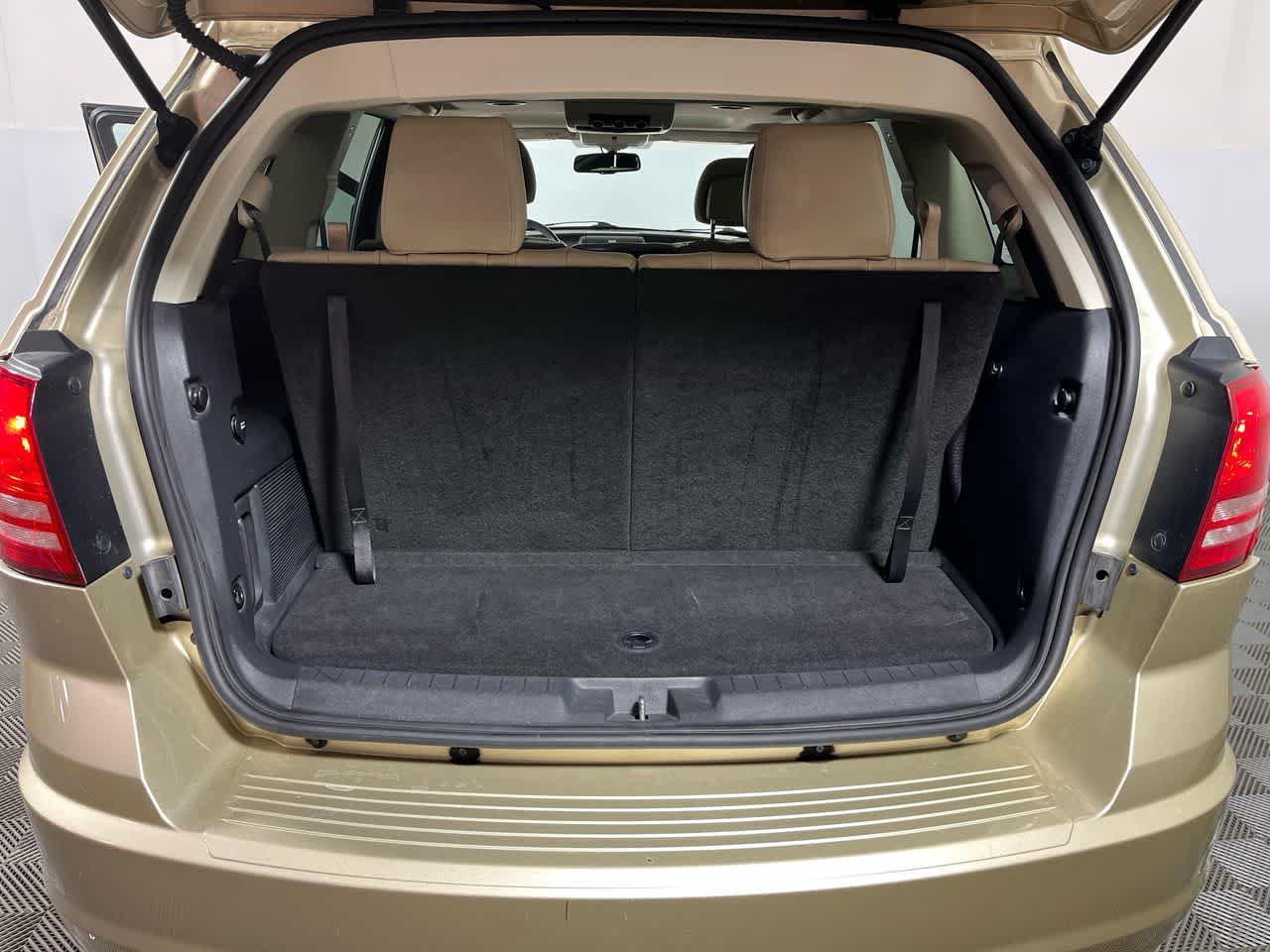 Used 2010 Dodge Journey R/T w/ Flexible Seating Group FWD image 29