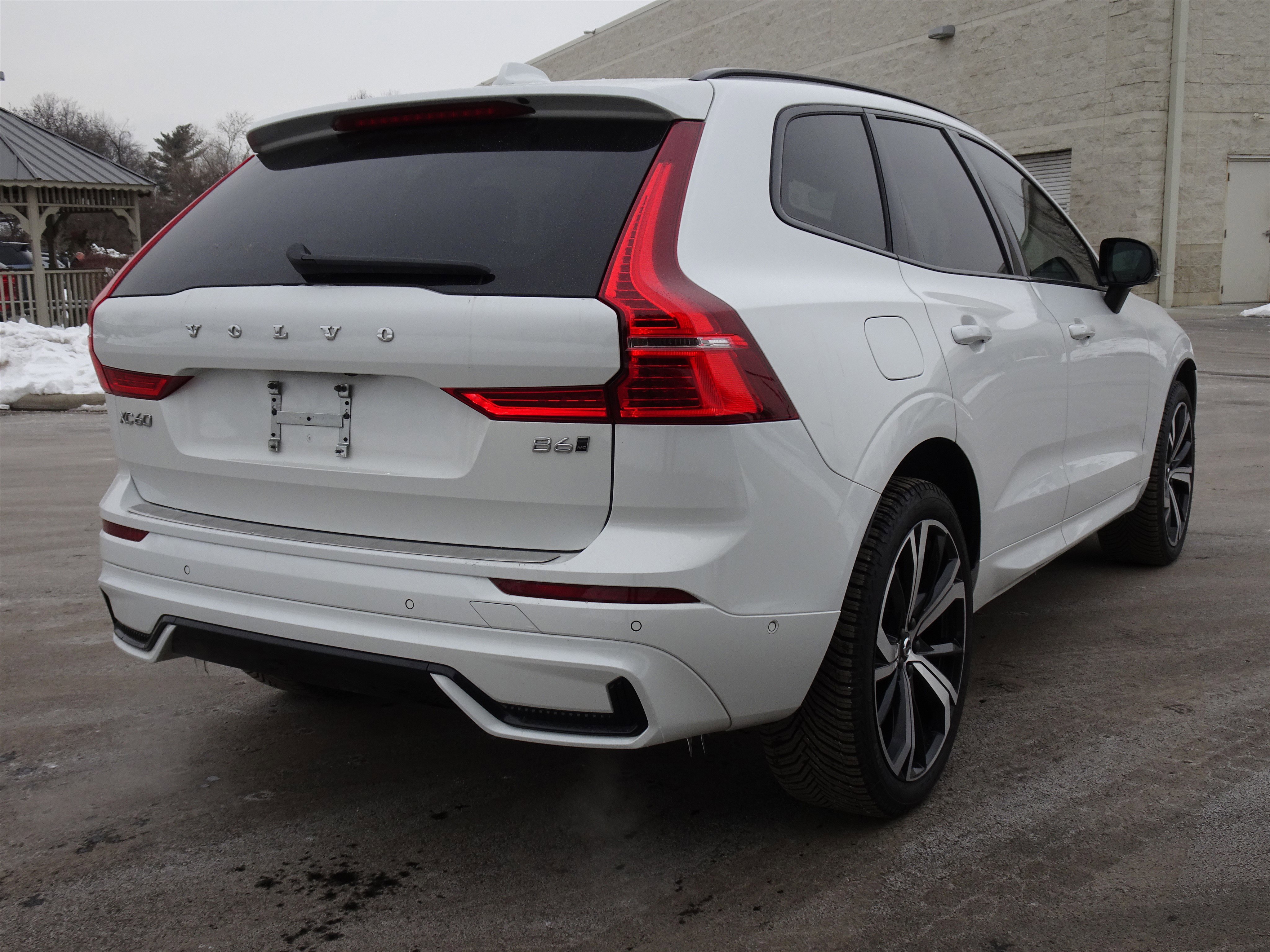 Used 2022 Volvo XC60 B6 R-Design w/ Advanced Package image 9