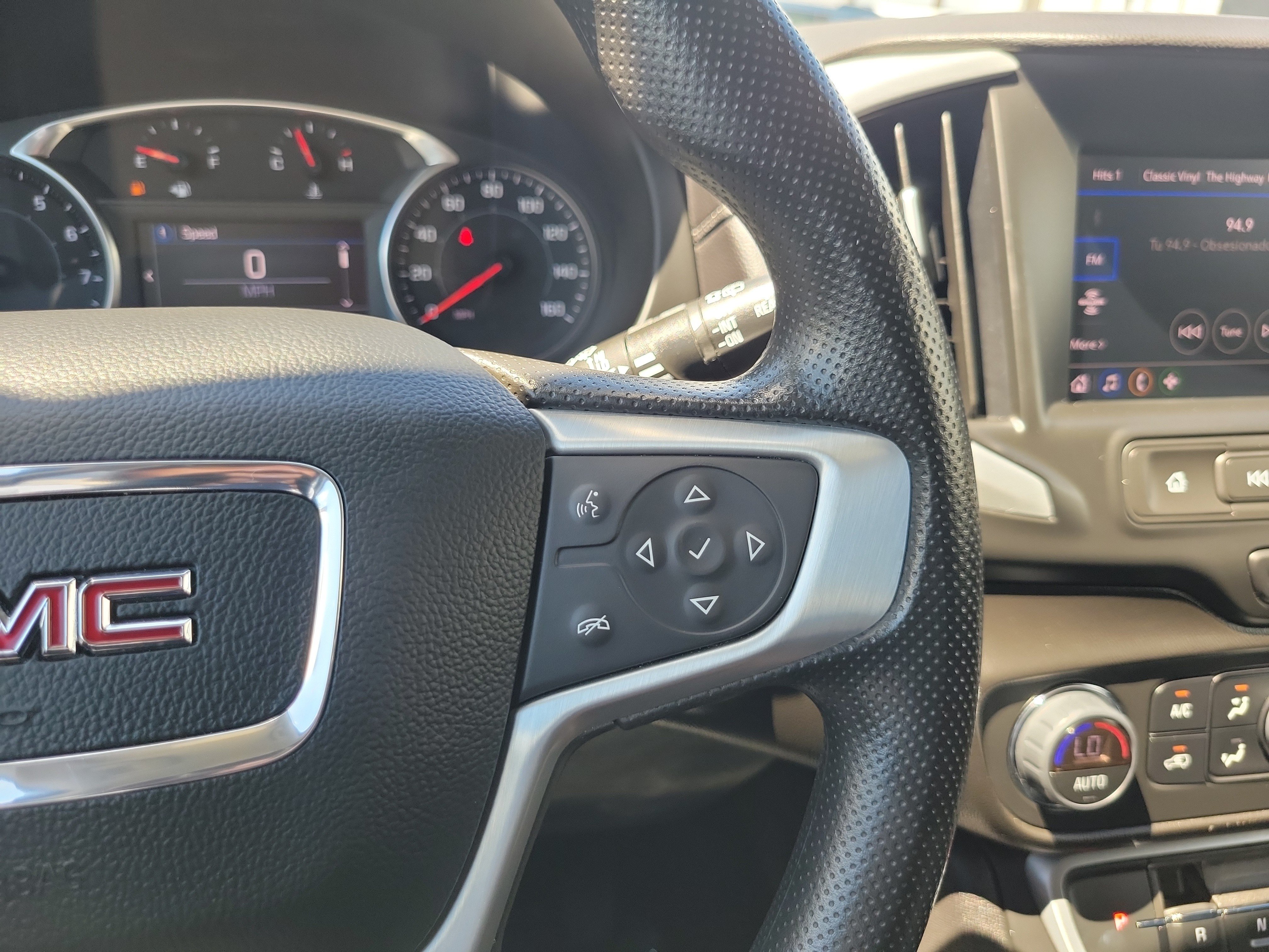 Used 2024 GMC Terrain SLE w/ Driver Convenience Package FWD image 20