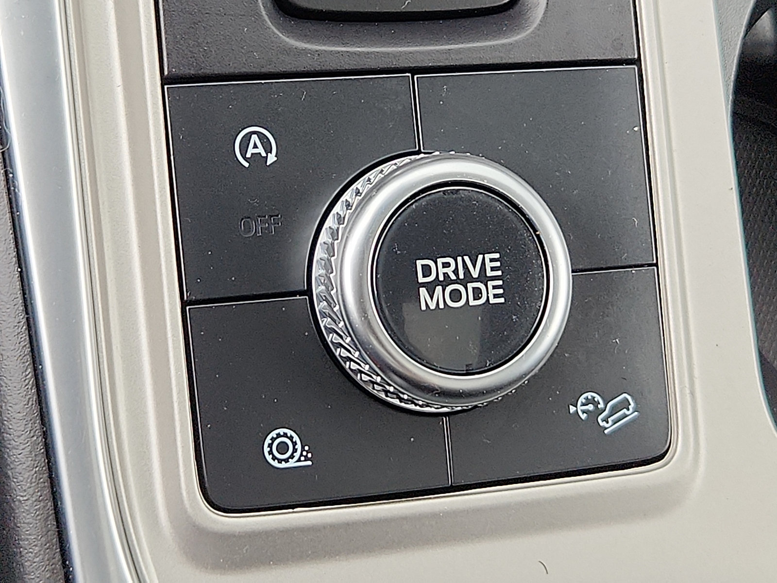 Used 2023 Ford Explorer XLT w/ Equipment Group 202A AWD/4WD image 25