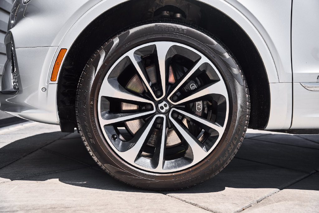 Used 2021 Bentley Bentayga AWD/4WD image 3