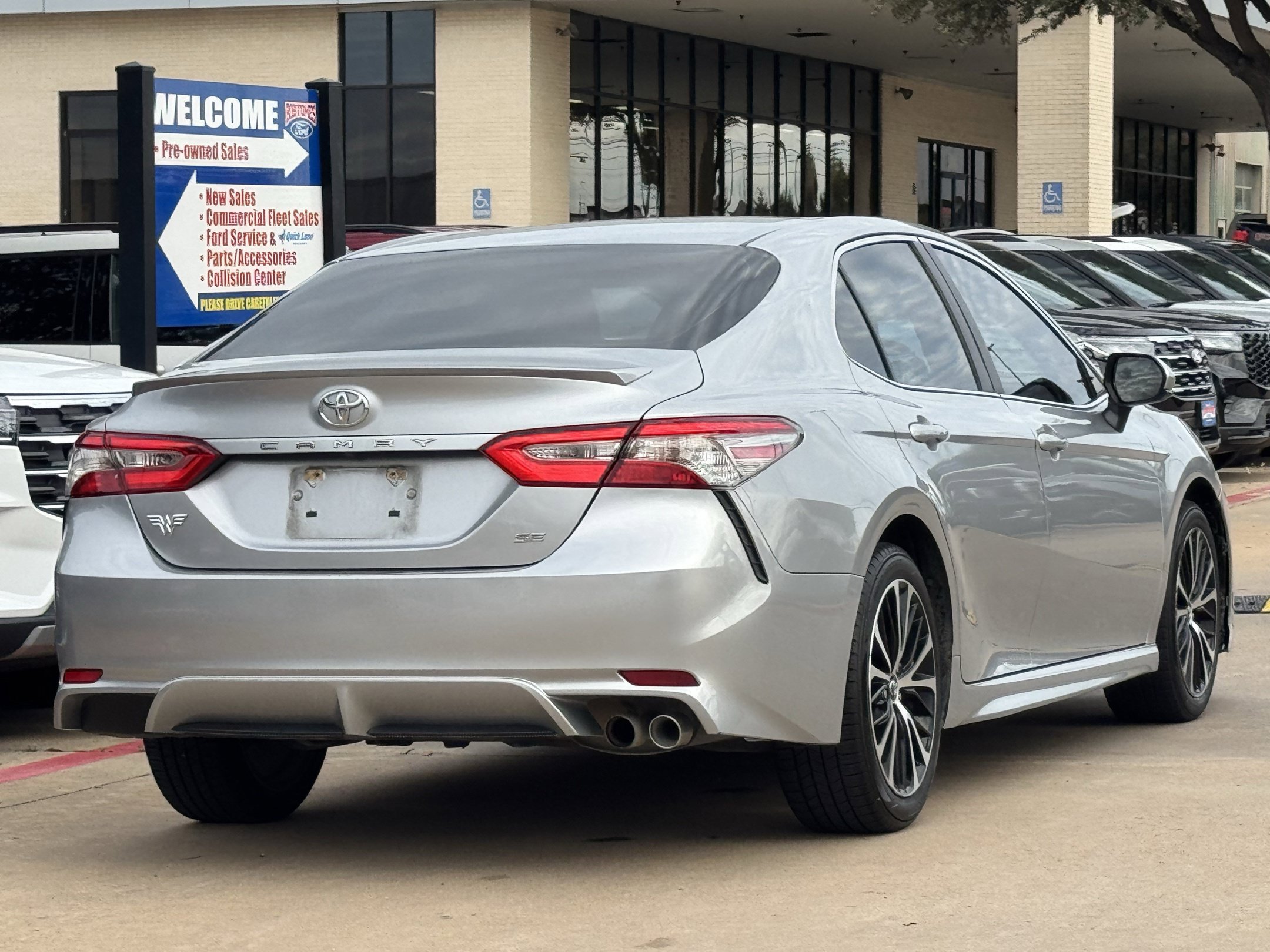 Used 2018 Toyota Camry SE FWD image 4