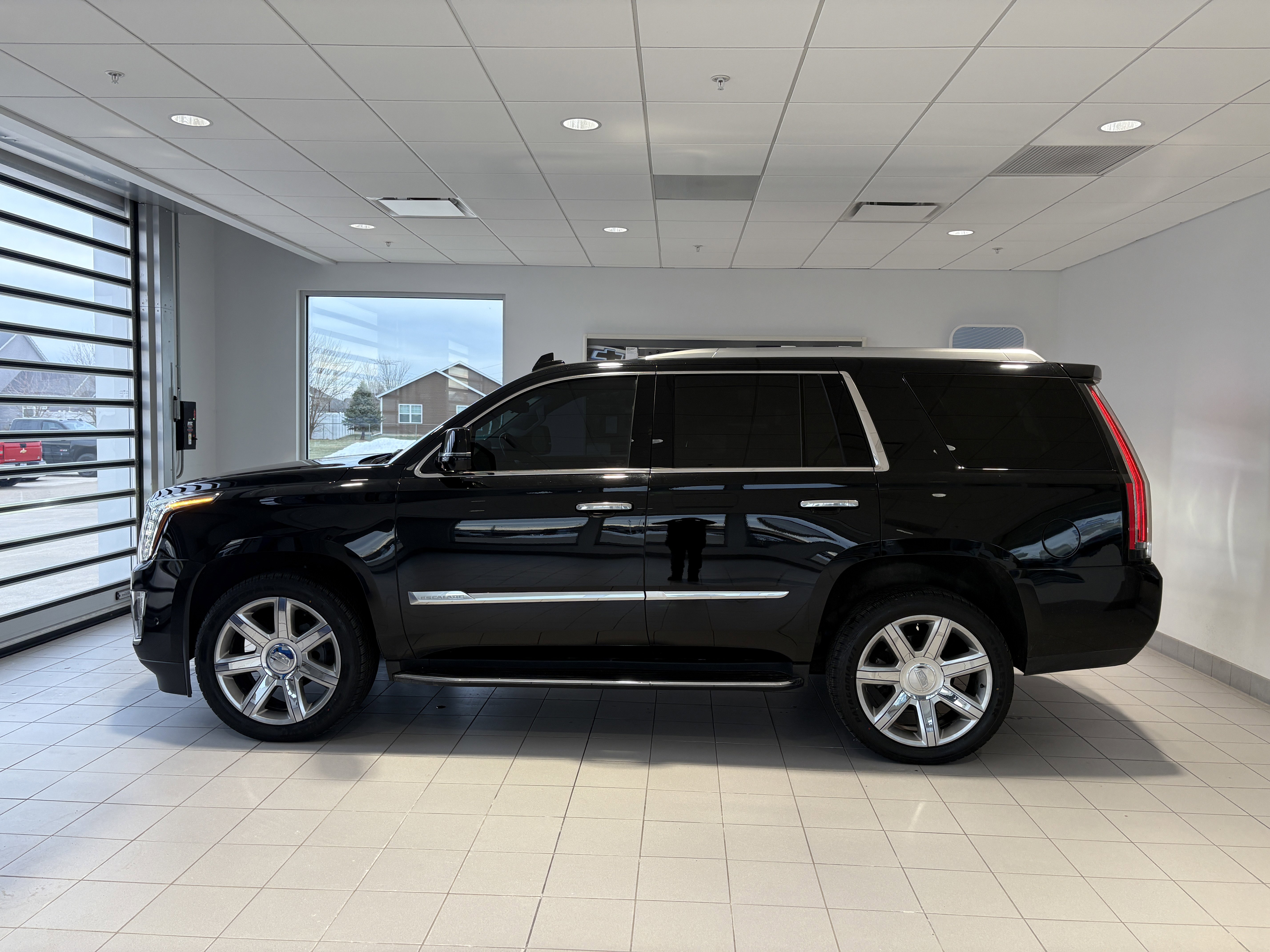 Used 2017 Cadillac Escalade Luxury image 2