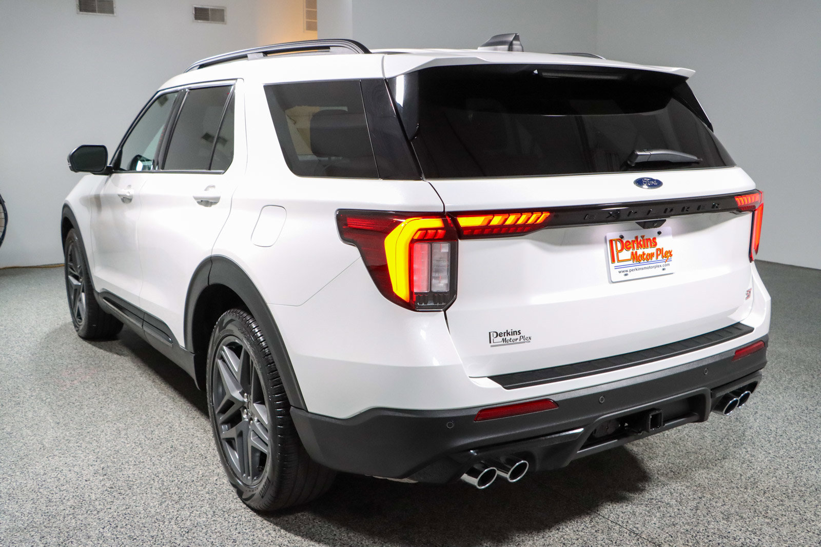 Used 2025 Ford Explorer ST AWD/4WD image 9