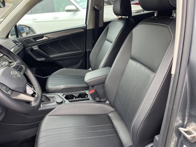 Used 2024 Volkswagen Tiguan SE image 8