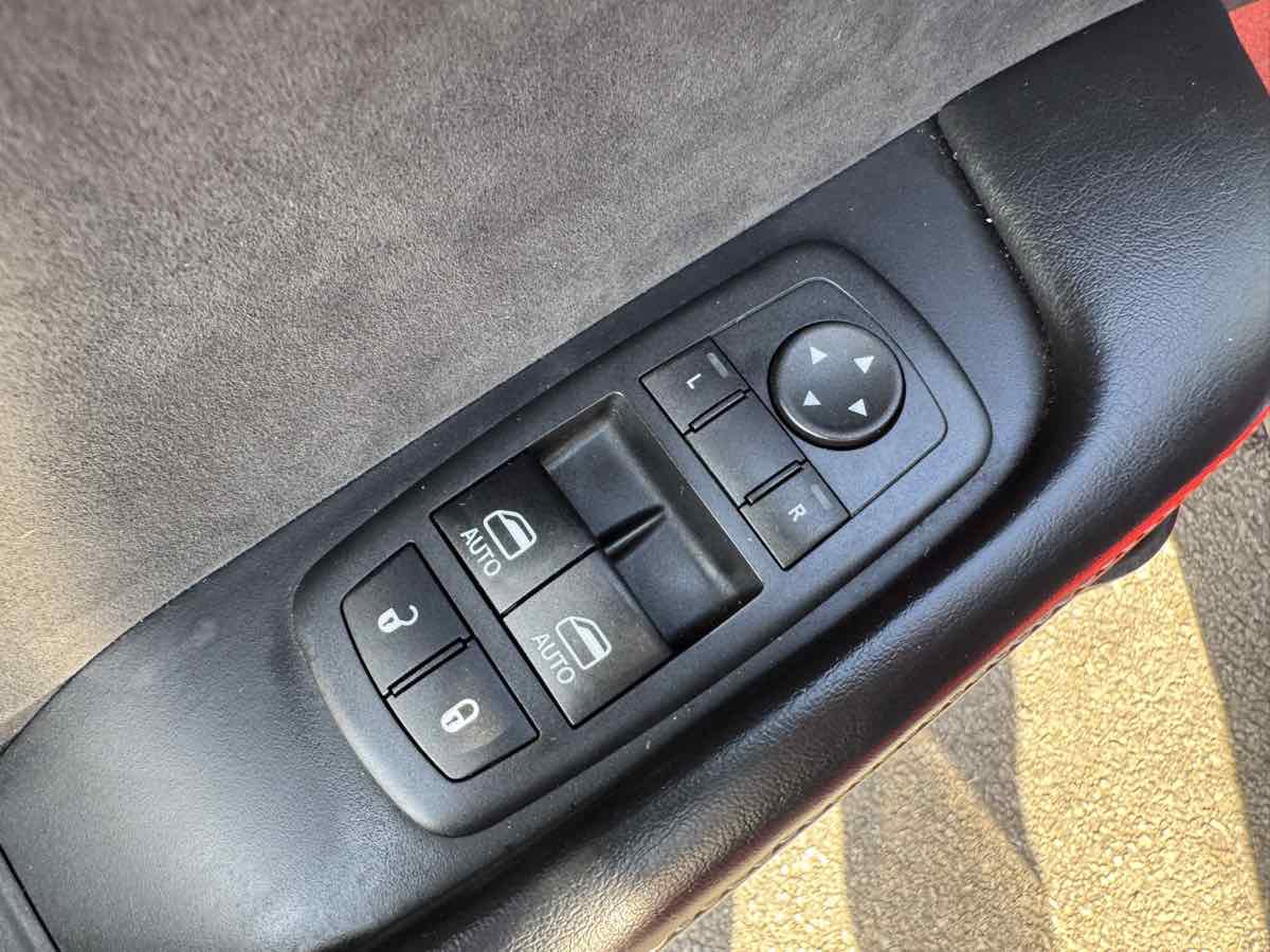 Used 2015 Dodge Challenger SRT image 32