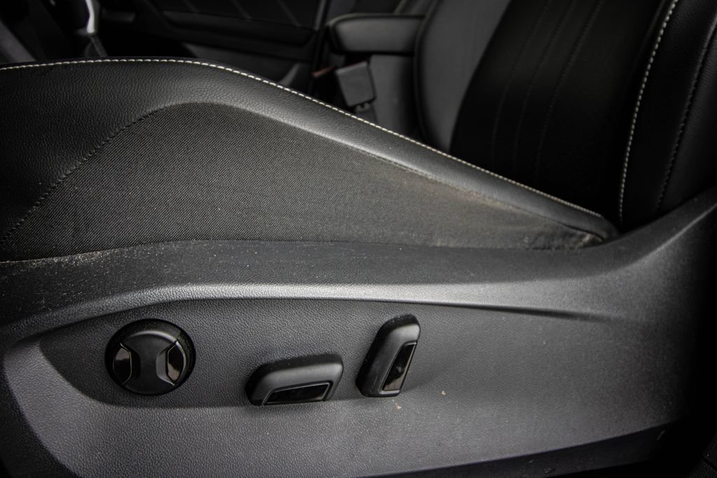 Certified 2023 Volkswagen Tiguan SE R-Line FWD image 22