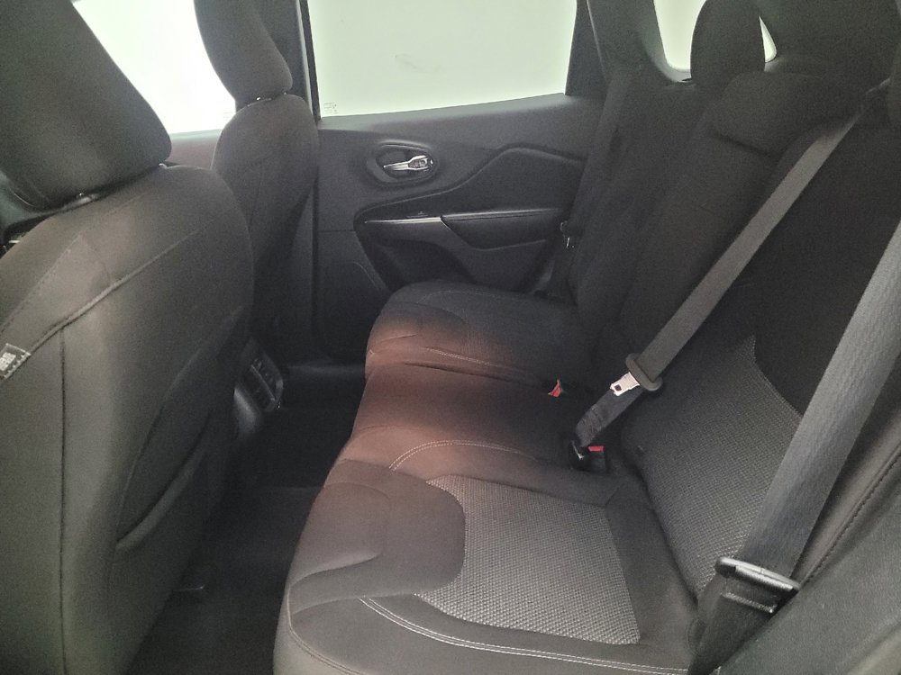 Used 2019 Jeep Cherokee Latitude w/ Popular Appearance Group image 18