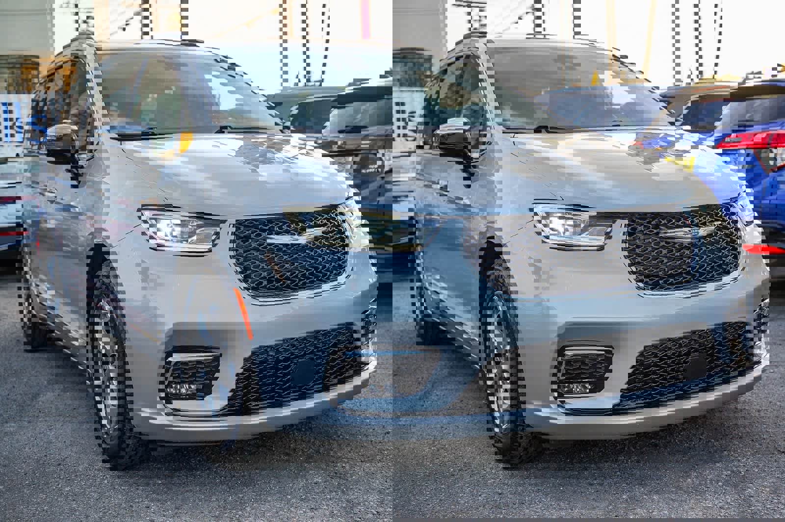 Used 2023 Chrysler Pacifica Limited image 3